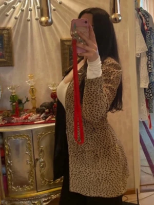 Vintage leopardmönstrad kappa - Snygg beige kappa med leopardmönster och stora knappar framtill. Kappan har en klassisk krage och raka ärmar. Perfekt för dig som vill sticka ut med ett djurmönster i garderoben.     Studio martzu Storlek 36 Passar 34-36 Nypris 1800kr Äkta mocka och skinn Aldrig använd