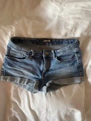 Vintage low rise shorts - Ett par vintage low rise shorts. Vet inte storleken på dom men skulle gissa på xxs-xs. Skriv om du har några frågor 🩷