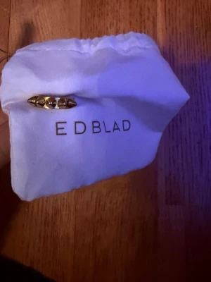 Edblad Peak Ring Single Gold / Guld Ring Nitar - Nypris 399kr. Storlek M 17,5 mm. Helt ny aldrig använd. Populära guldiga ringen med nitar från Edblad 