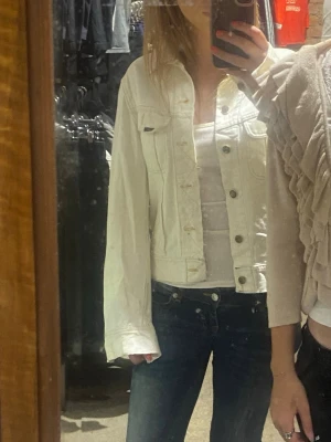 Lee jeansjacka  - Säljer denna snygga jeansjacka från Lee. Köpt secondhand för 1500 kr. Skriv för fler bilder så fixar jag! 