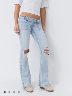 Gina tricot 14+ pleated flare jeans - Säljer helt oanvända jeans från gina lappen finns kvar🥰pris kan diskuteras, säljer även samma par i M!💓slutsålda på hemsidan!!