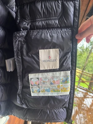 Svart dunväst från Moncler - Utmärkt skick och knappt använd. Självklart äkta vilket kan bevisas genom moncler koden. Size 4 I monclerstorlek
