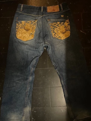 Baggy Jeans - Märke & Modell: CIANO, Storlek: 34 (Passar M/L) Passform: Baggy Skick: 9,5/10 Om plagget: Bekväma baggy jeans med coola bakfickor och fet tvätt. Info: 100% äkta | Postas inom 24h | Skriv vid frågor eller önskemål om fler bilder! 👖