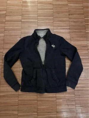 Vintage abercombie hoodie - Super snygg fodrad abercombie hoodie/kofta. De står storlek M barn men passar mig som har xs/s. Priset är diskuterbart vid snabb affär.