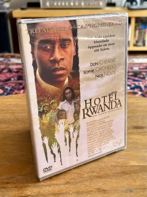 Inplastad ex Hotell Rwanda DVD - Helt ny och fabriksinplastad DVD-utgåva av det trefaldigt Oscarsnominerade och hyllade mästerverket Hotel Rwanda (2004). Ett gripande drama baserat på en sann historia, med bland annat Don Cheadle, Sophie Okonedo och Nick Nolte i rollerna.  - Skick: Nytt / Oöppnat (Inplastat originalexemplar)  - Utgåva: Nordisk utgåva från Scanbox Entertainment  - Textning: Svenska, danska, norska, finska  Extramaterial: Innehåller bland annat kommentarspår och bakom kulisserna-dokumentärSkickas väl emballerat. 