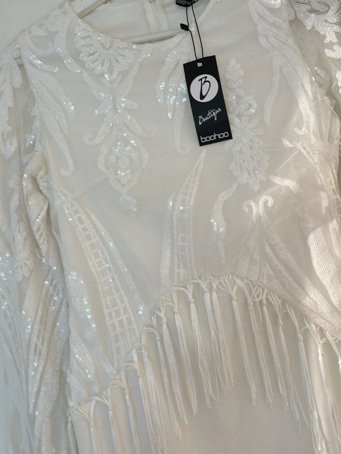 Vit paljettklänning med fransar Boohoo - 1