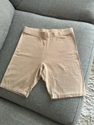 Beige cykelshorts i bomull - Snygga beige cykelshorts med midja i resår och enkel, clean design. Perfekta till sommaren och passar till det mesta. Tillverkade i mjuk bomull för skön känsla hela dagen.
