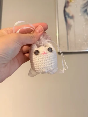 Handvirkad katt beställning - Säljer handvirkad katt, i valfri färg! Ögonfärg tillgängliga är gul, grön, röd, svart, brun och blå. Jag kan lägga till en nyckelring, göra en loop för väska eller låta den vara som den är - du bestämmer! (Då varje beställning handvirkas kan utseendet variera, vilket gör varje katt unik!)