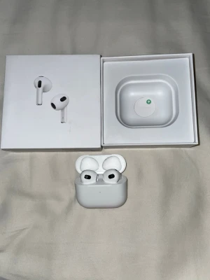 AirPods 3:e gen  - Säljer då mina oanvända AirPods 3:e gen då jag fick dom i present och inte gillade jag hade även redan sånna, dom är perfekta med bra ljud