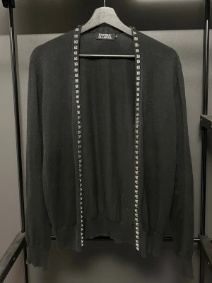 Hysteric Glamour studded cardigan  - Säljer min sjukt snygga Hysteric Glamour studded cardigan🙌 Passar sjukt bra under kavaj.   •Storlek M •Mått: Bredd≈47cm Längd≈61cm •Fint skick •2 små lagningar som nästan är osynliga när man har på sig den, se bilder.  Hör av dig vid funderingar!