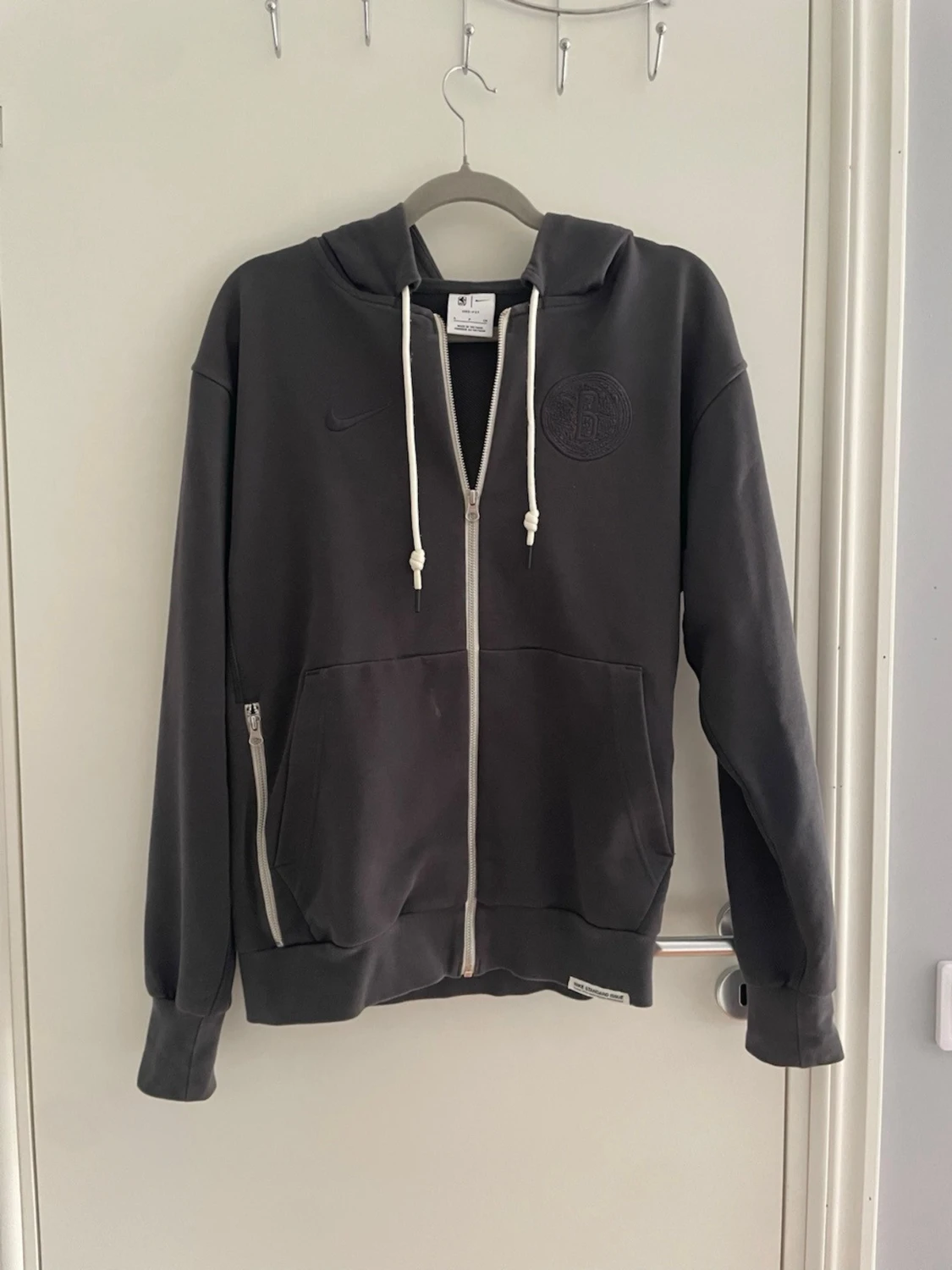 Mörkgrå zip hoodie med NBA-detalj