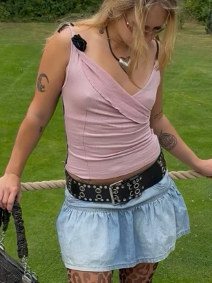 Y2k miss sixty rosa ribbad omlottopp - Säljer en ljusrosa ribbad omlottopp med smala axelband och v-ringad hals. Toppen har en figurnära passform och är ärmlös, perfekt för varma dagar eller lager på lager. Enkel men snygg detalj med omlott framtill. Storlek L men sitter såhär på mig med storlek S/M. 