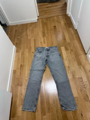 Zara jeans - Mycket bekväma gråa jeans från Zara otroligt billiga