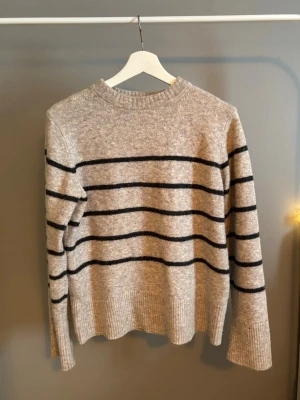 Beige stickad tröja med svarta ränder - Från vero Moda. XS❤️