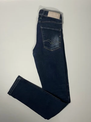 Replay anbass jeans - 👕 Plagg: Jeans                                                          📏 Storlek: 29/32, sitter mer som W28                                                            🏷️ Märke/Modell: Replay anbass slim                                                ✨ Skick: Fint skick                                                        💬 Vid frågor är det bara att skriva!                                                                                          🛍️ Gramenti