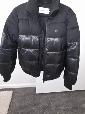 Snygg jacka från Calvin Klein - Känns mer som S. Ny skick! Använd max 2-3 gånger.  