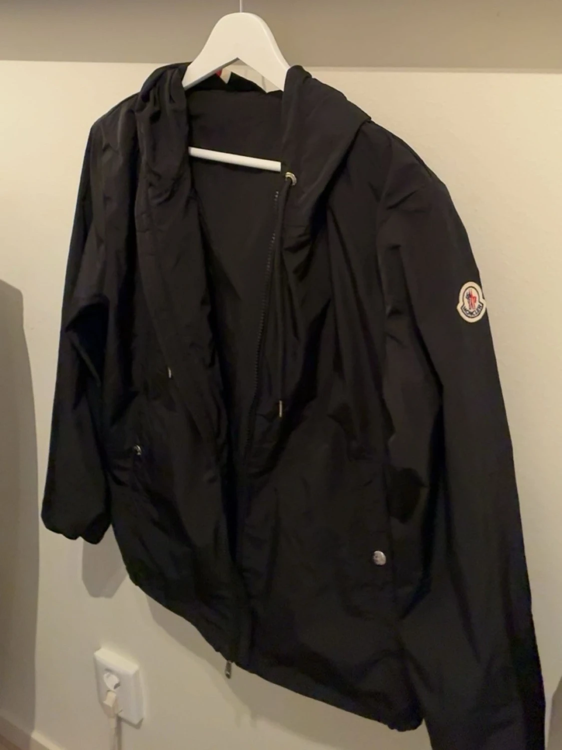Svart vindjacka med huva Moncler
