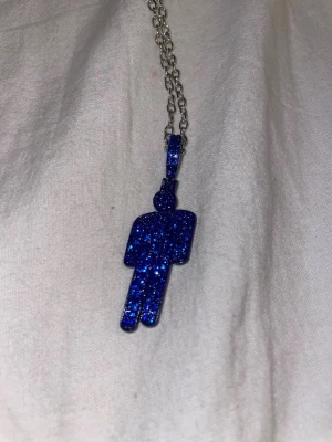 Blå blohsh  - Blått blohsh halsband, Billie Eilish. Ny kedja och, rostfri håller. Använt en gång.