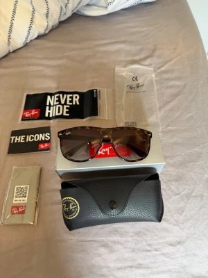 Ray Ban boyfriend  - Jag säljer ett par riktigt snygga och stilrena Ray Bans i modellen boyfriend. Dem passar till alla tillfällen och höjer varenda outfit nu till sommaren☀️✅ Produktinformation * Modell: Ray ban boyfriend  * Färg: Light havana clear gradient brown  * Storlek: 60▪️15 (se bilden på ena bågen) * Alla originaltillbehör från köpet medföljer vilket syns på bilden * Glasögonen är i nyskick och dem är aldrig använda  Frågor eller funderingar? Kontakta mig✅ Allt gott, mvh Noah🙌