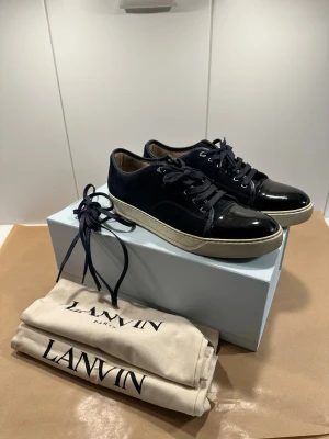 Lanvin skor - Sjukt snygga lanvin skor till salu är, perfekta för sommaren! Skorna är storlek 10 vilket tyder på storlek 44! Grymt skick, ser exakt ut som bilderna så avgör själv! Färgen är navy blue och allt medföljer! Skriv gärna vid fler frågor🙏