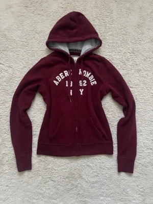 Vinröd zip up hoodie Abercrombie  - Vinröd zip up Hoodie ifrån Abercrombie & Fitch🤎
