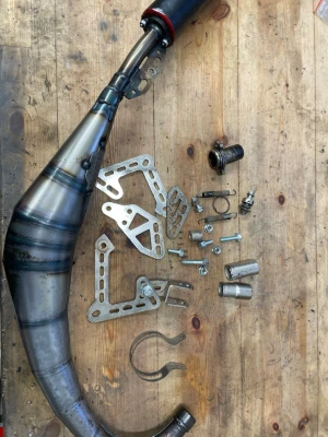 Avgassystem och monteringsdetaljer - Yasuni 70/80 cc r2 rör i bra skick alla tillbehör finns passar derbi am6 har båda passningarna pluggen kvitto finns 