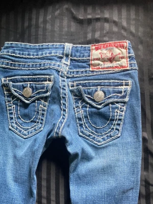 True religion jeans - Säljer dessa jeans från true religion som finns inte längre att köpa ny. Finns ett litet hål där nere på jeansen men inget som man märker. Storlek 24🩷