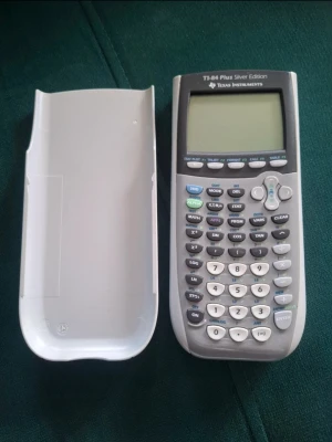 Texas Instruments TI-84 Plus Silver edition grafräknare  - Grafritande miniräknare TI-84 Plus Silver Edition från Texas Instruments. Grå och silverfärgad med tydlig display och många funktionsknappar. Perfekt för matte, statistik och programmering. Medföljer skyddsfodral i plast. Funkar som den ska.