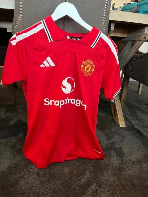 Manchester United 26/27 hemmatröja - Manchester United hemmatröja, storlek S, pris 349, skriv vid frågor eller funderingar, helt ny
