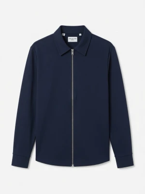 Svart overshirt från Selected Homme - Stilren mörk marinblå overshirt från Selected Homme med klassisk krage och hel dragkedja framtill. Perfekt att bära som lager över en t-shirt. Overshirten har lång ärm och en minimalistisk design som passar till många olika outfits.
