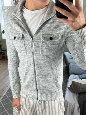 Stickad Grå Zip Tröja  - Simpel och stilren. Perfekt i alla tillfällen! Mått: A:55 B:45 C:43 D:65 (cm) Skriv vid fundering 😇🙌