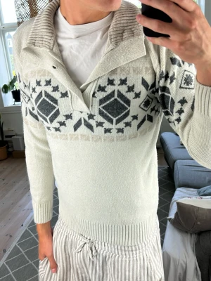 Mönsterstickad Knapptröja - Unik, sjukt snygg och trendig! Mått: A:45 B:43 C:41 D:63 (cm) Skriv vid fundering 😇🙌