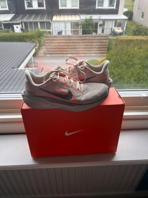 Nike skor - Hej! Säljer Nike Pegasus 41 | De är storlek 40,5 (26 cm) | Bra skick förutom 1 hål på vänster sko | Skobox medföljer ej. Fina löparskor, springskor, vardagskor |Hör av dig vid frågor 😁 | Nypris över 1000kr