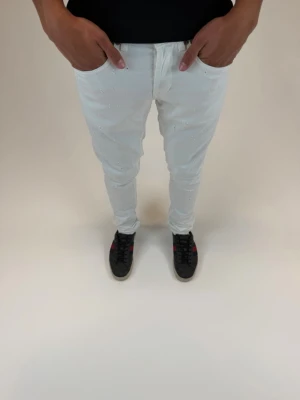 Dondup Jeans George  - Dondup Jeans George  Storlek 29 Ny pris 4000 kr Original slitningar från fabrik 