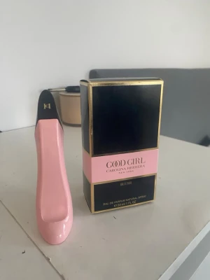 Good Girl Blush parfym 30ml - Good Girl Blush från Carolina Herrera är en Eau de Parfum i en unik flaska formad som en högklackad sko i ljusrosa och svart. Förpackningen är svart med gulddetaljer och rosa band. Innehåller 30 ml och har en elegant och modern design som sticker ut på parfymhyllan. Använd 1 gång, cirka 2-3 sprut. pris går att diskutera men kostar cirka 1000kr ny.