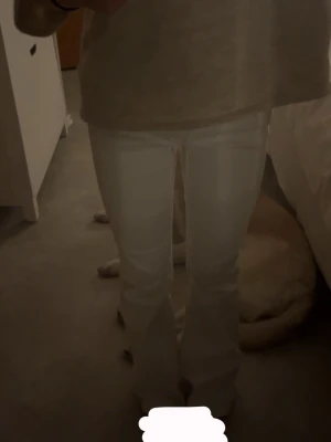 Vita flare jeans från gina tricot  - Väldigt snygga vita flare jeans från gina tricot. Modellen heter too clean och de är använda ett par få gånger. Nästan nytt skick. Storlek 158 men passar även som xxs. skriv om du har frågor🤍