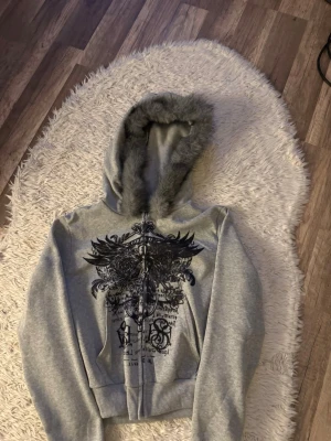 hoodie med fluffig luva - säljer denna supersköna hoodie/luvtröja då jag råkade beställa en för liten å nu har två. Den har ett fleece tyg på insidan och är varm, hoodien har fuskpäls på huvan och är i helt nytt skick. Aldrif haft den på mig förutom nu när jag modellerat den.