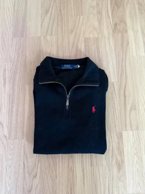 Ralph lauren halvzip - Säljer en svart Ralph lauren halvzip i storlek M. Den är i ganska bra skick, bara lite nopprig men annars inga defekter. Hör av dig vid funderingar!