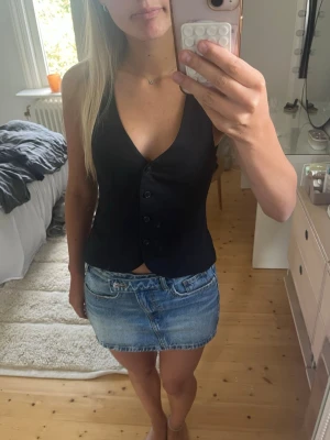Svart topp gina tricot - Svart topp med knappar ifrån Gina tricot med lappen kvar, inte använd någon gång