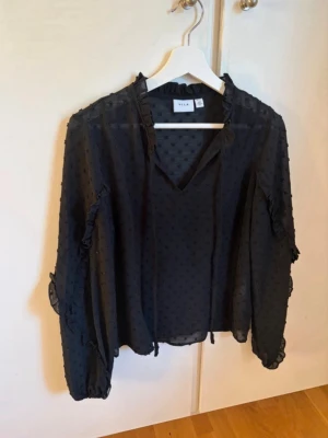 Svart blus - Fin svart blus, genomskinligt. Mycket lite använt.