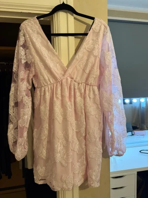Klänning - Säljer denna fina klänning från Gina, den va vit från början, jag har tvättat och färgat den rosa, har använts nån gång efter den blev färgad och jag har inte upplevt att den färgar av sig eller liknande, och har även tvättat den efter färgning och jag upplever att färgen sitter kvar🩷