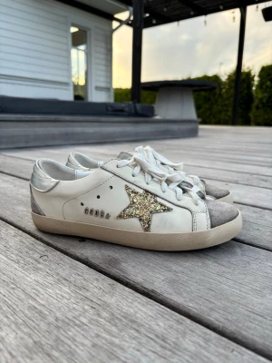 Golden goose  - Golden goose superstar i mycket fint skick! Storlek 38 snygga och sköna, perfekt nu i sommar. Skickar snabbt! 💕