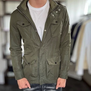 J.lindeberg field jacket - Mycket fint skick, inga defekter. Nypris ca 3000kr. Passar dig som är 170-180cm ungefär. Modellen är 185 cm, 75 kg och bär S. Alltid billigare pris vid köp av flera varor‼️🙌Svarar alltid på frågor eller funderingar! 