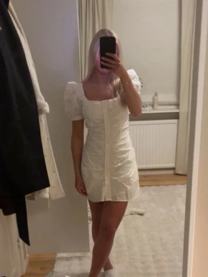 Vit kort klänning med puffärm - Jättefin vit klänning från Meet me there. Använd en gång. Passar perfekt till midsommar eller student. 💕