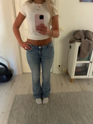Ljusblå lågmidjade bootcut jeans - Snygga ljusblå lågmidjade bootcut jeans från Gina. Är 162 cm och de sitter perfekt på mig. Går även att justera i midjan. 