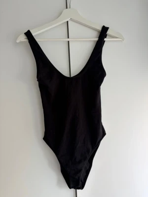 Svart body  - Svart body från Zara med djupare rygg💞