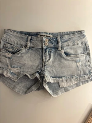Tally weijl jeansshorts - Säljer dessa jättesnygga jeansshorts från tally weijl! Priset går alltid att diskutera och shortsen finns kvar tills den är markerad såld. 💓 Midjemått rakt över: 34cm Längd på sidan: 20cm