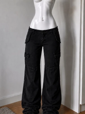 Svarta low waist y2k cargobyxor med fickor - Säljer ett par lågmidjade svarta cargo byxor med fickor i storlek 34/Xs. Passar för mig på längden som är 165 cm. 💞 Tror märket är Monki, men är inte säker. #lowwaist #cargo #iconic #lowwaistpants #y2k #love #lågmidjat #💋#Monki #Sverige