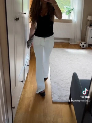 Vita bootcut  jeans - Vita cheap monday jeans från weekday i storlek 25/32, bra i storlek. Använda få gånger. Fler bilder finns att få💕
