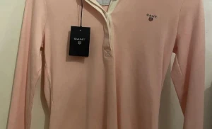 Gant tröja dam - Super fin gant tröja i färgen rosa. Aldrig använd till och med lappen kvar så i nytt skick. Köpte den och glömde av den helt därav aldrig använd, köpt för 1000 kr men säljes för 300.